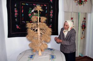 Мельник одна у Мельниках, але не сумує — робить дідухів, ловить рибу...
